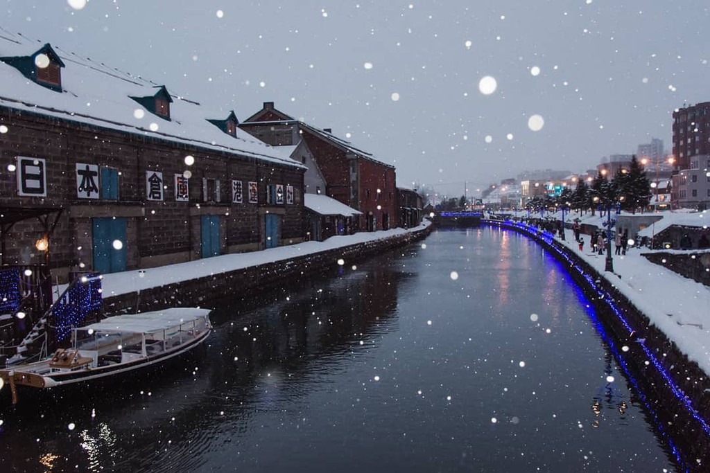 Một trong những điểm ngắm tuyết đẹp tựa cổ tích ở Hokkaido phải kể đến kênh đào Otaru. Đây là nơi lý tưởng cho các cặp đôi hẹn hò trong mùa lạnh ở Nhật Bản. Với vẻ đẹp lãng mạn, kênh Otaru được mệnh danh là 