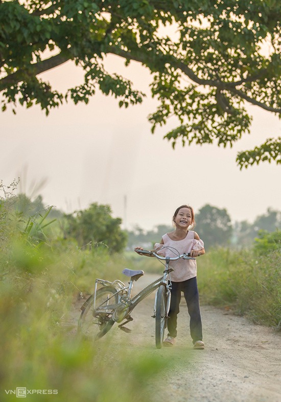 “Cảm giác yên bình ùa về trong tôi khi ngắm nhìn khung cảnh Hà Cảng. Đồng quê là nơi yên ả nhất với tôi mỗi khi thấy mệt mỏi. Nơi này có phong cảnh đẹp và con người chân chất, luôn cởi mở”, anh Nguyễn Phong (Huế), tác giả bộ ảnh, chia sẻ về nơi được chọn là bối cảnh bộ phim.